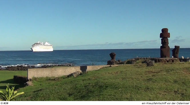 Kreuzfahrtschiff vor der Osterinsel