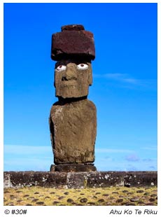 Moai Ko Te Riku am Tahai Komplex auf der Osterinsel